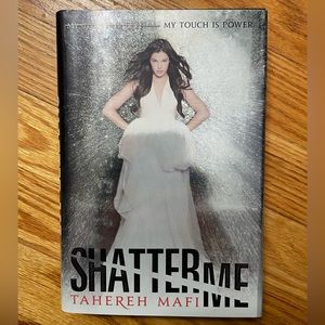 Hardcover ‘Shatter Me’ by Tahereh Mafi